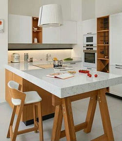 Стол белый из искусственного камня Technistone Noble Carrara